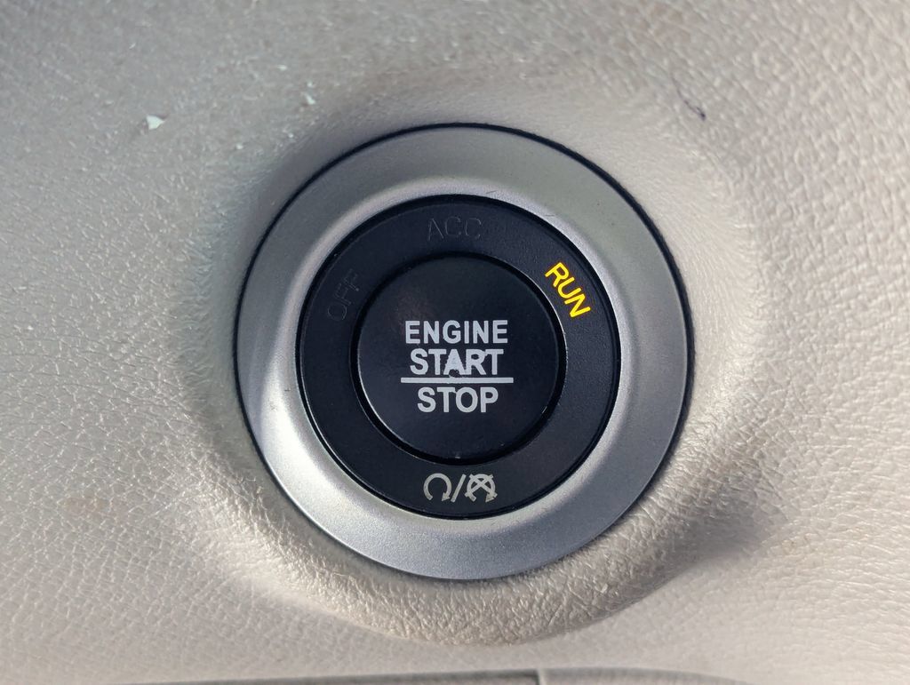Used 2020 Chrysler Pacifica Touring-L w/ Advanced Safetytec Group FWD image 17