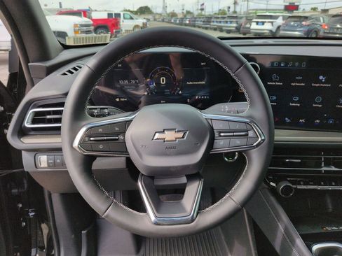New 2026 Chevrolet Traverse LT w/ Sun and Wheel Package FWD image 13