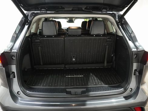 Certified 2021 Toyota Highlander XLE image 7