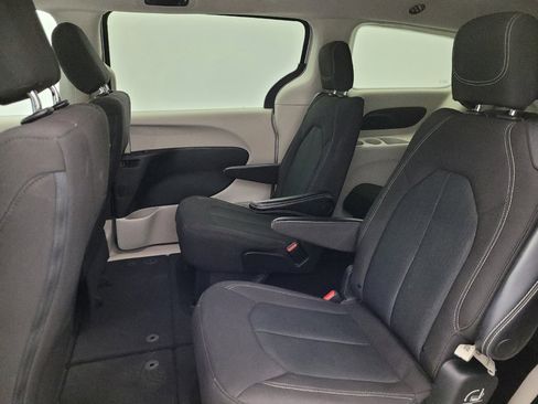 Used 2022 Chrysler Voyager LX FWD image 18