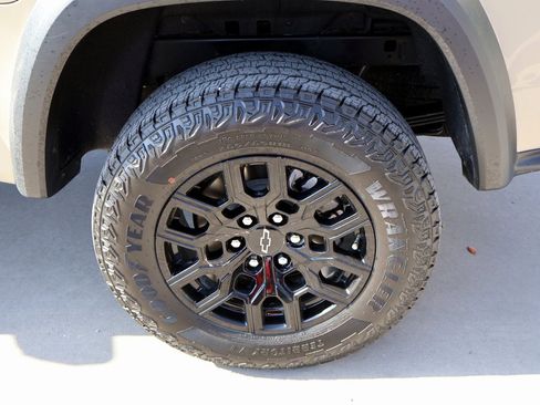 Used 2024 Chevrolet Colorado Trail Boss w/ Technology Package image 11