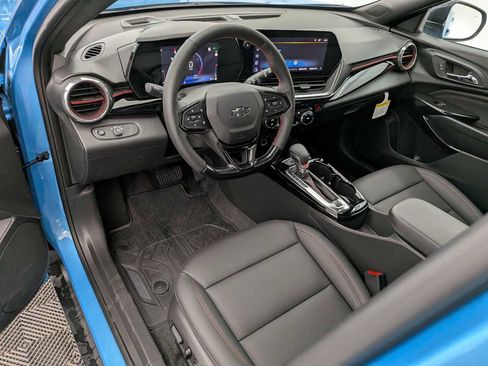 New 2025 Chevrolet Trax RS w/ Sunroof Package image 2