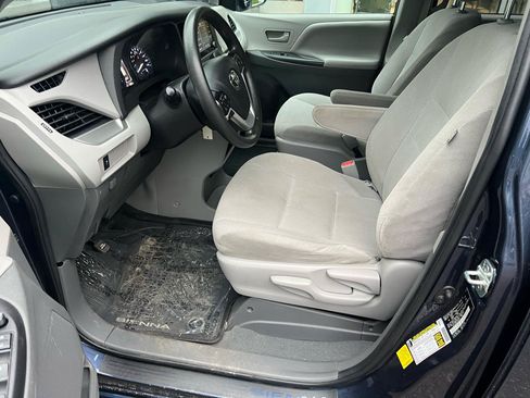 Used 2020 Toyota Sienna L FWD image 9
