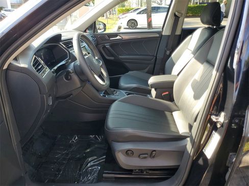 Used 2024 Volkswagen Tiguan SE image 17