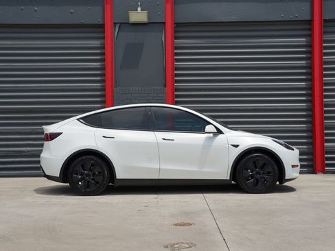 Used 2024 Tesla Model Y Long Range RWD image 14