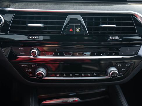 Used 2018 BMW 540i w/ M Sport Package image 34