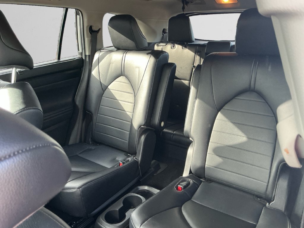 Used 2022 Toyota Highlander XLE AWD/4WD image 13