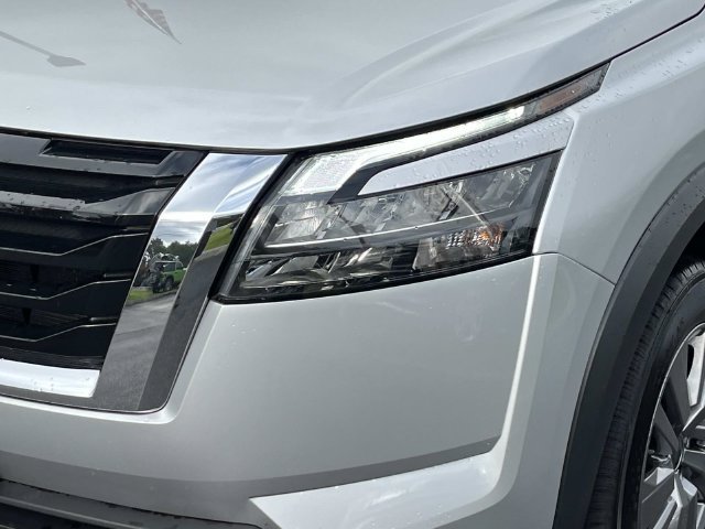 Used 2025 Nissan Pathfinder SV AWD/4WD image 10