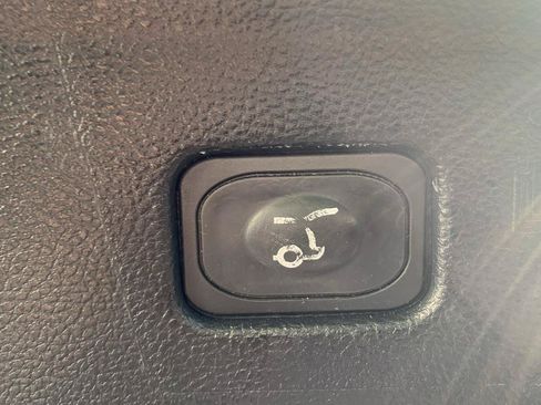 Used 2018 Ford Edge Titanium w/ Equipment Group 302A AWD/4WD image 32