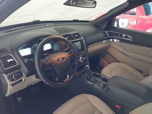 Used 2018 Ford Explorer Limited w/ Ford Safe & Smart Package AWD/4WD image 17