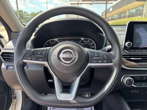 Used 2025 Nissan Altima 2.5 SV FWD image 29