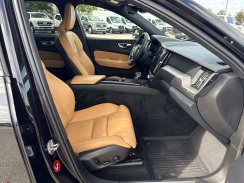 Used 2019 Volvo XC60 T5 Momentum w/ Premium Package AWD/4WD image 24