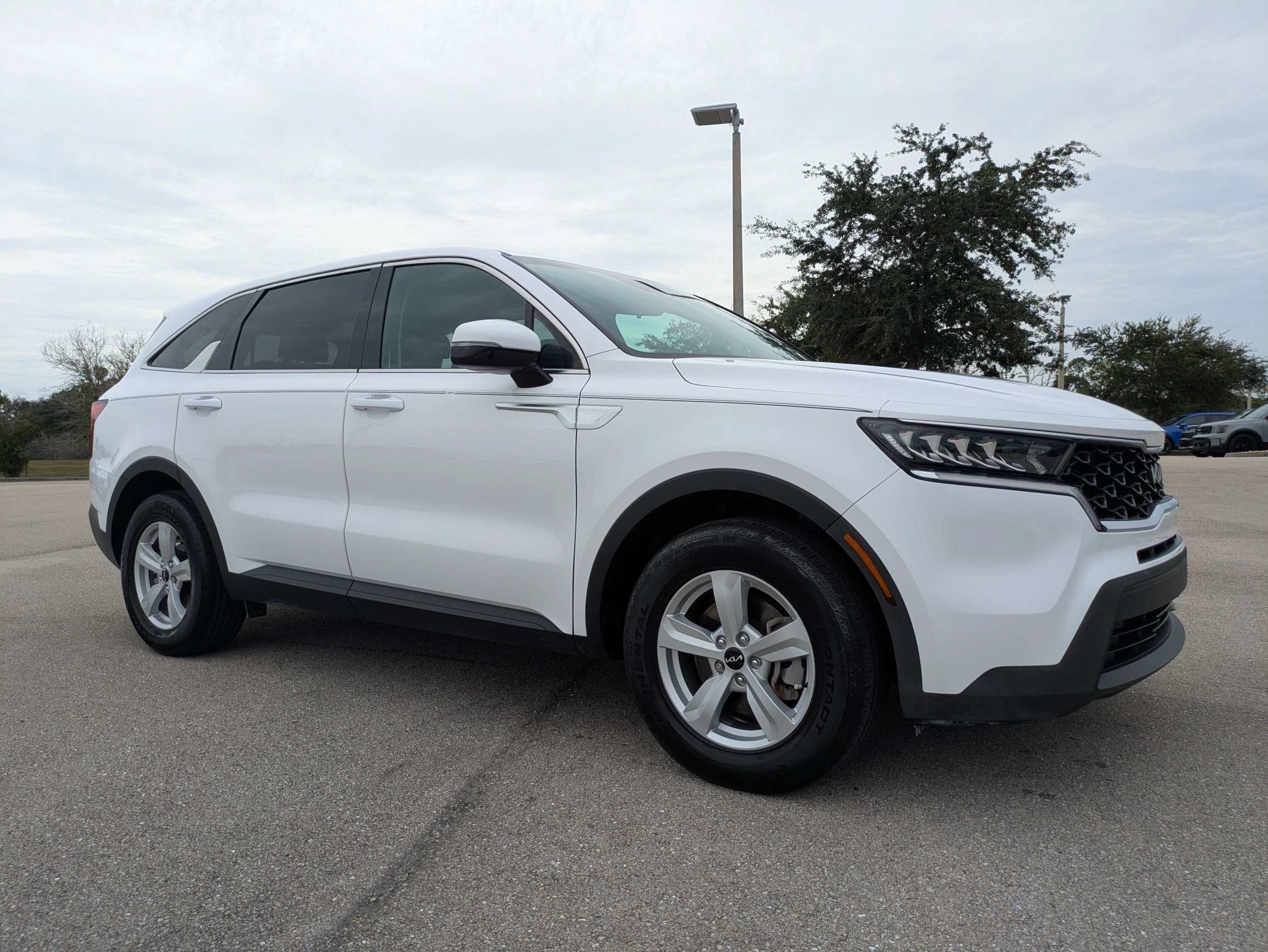 Certified 2023 Kia Sorento LX FWD image 2