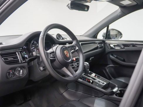 Certified 2025 Porsche Macan image 4