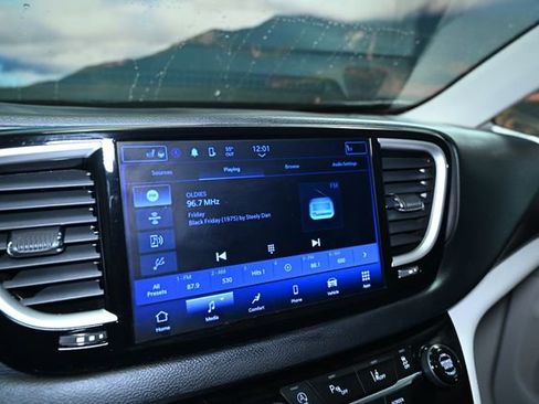 Used 2023 Chrysler Pacifica Touring-L image 31