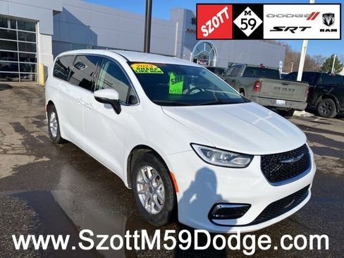 Used 2023 Chrysler Pacifica Touring-L image 1