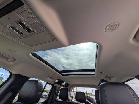 Used 2020 Land Rover Defender 110 SE image 28