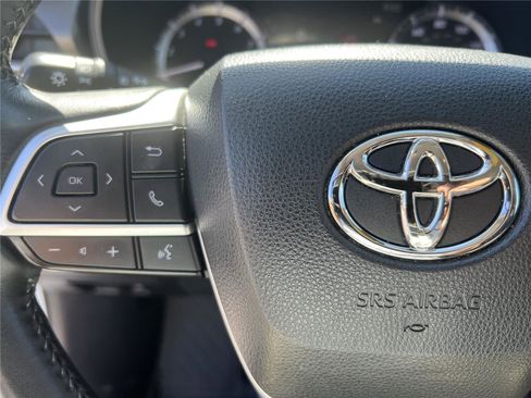 Used 2023 Toyota Highlander LE FWD image 11