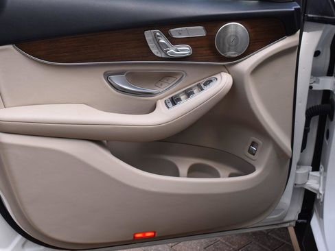 Used 2021 Mercedes-Benz GLC 300 300 4MATIC Premium Pkg Panoram image 30