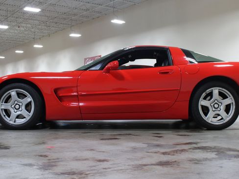 Used 1998 Chevrolet Corvette Coupe w/ Roof Pkg RWD image 4