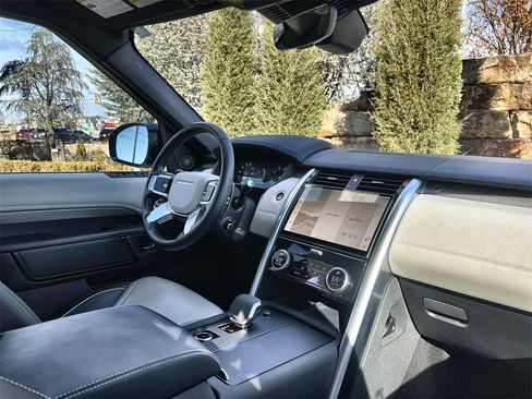 Used 2024 Land Rover Discovery Metropolitan Edition image 14