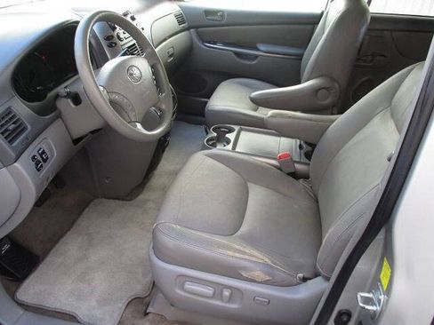 Used 2010 Toyota Sienna LE FWD image 12
