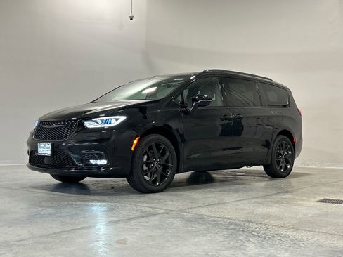 New 2026 Chrysler Pacifica Limited w/ S Appearance Package image 2