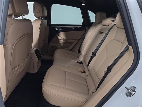 Certified 2025 Porsche Macan image 15