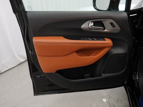 New 2026 Chrysler Pacifica Pinnacle image 29