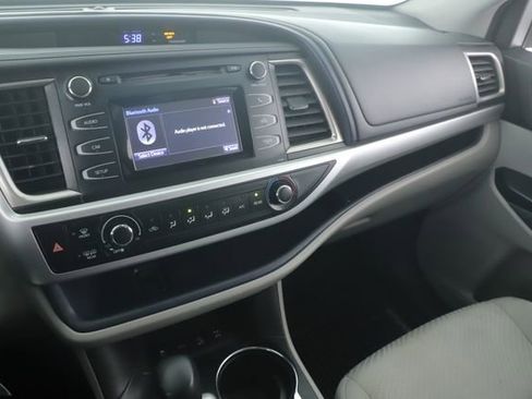 Used 2017 Toyota Highlander LE image 21