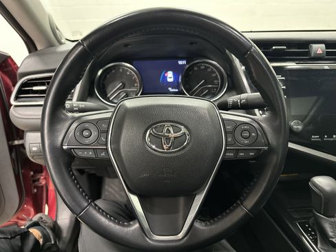 Used 2019 Toyota Camry XLE image 18