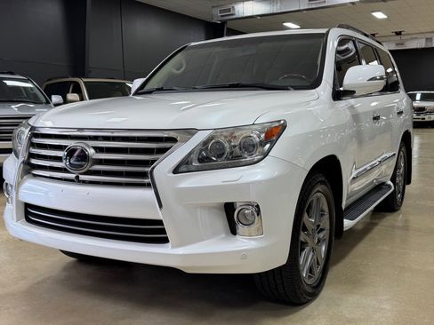 Used 2013 Lexus LX 570 4WD w/ Luxury Pkg w/Pre-crash image 3