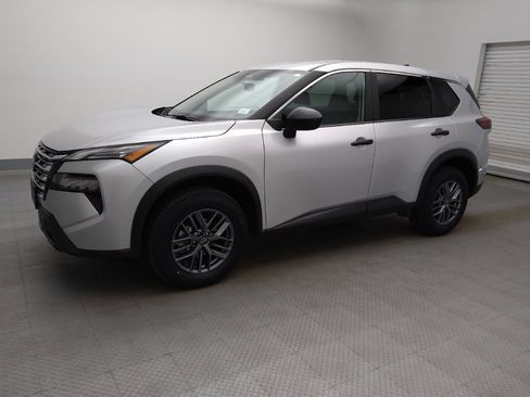 Used 2024 Nissan Rogue S AWD/4WD image 2