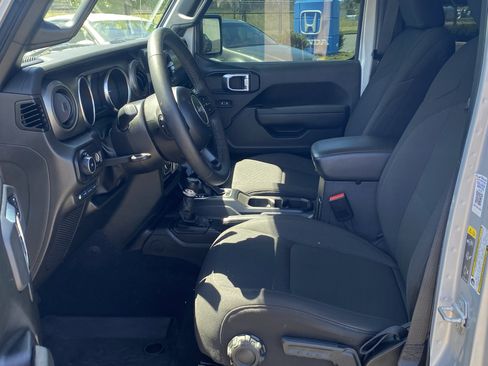 Used 2023 Jeep Wrangler Unlimited w/ Cold Weather Group AWD/4WD image 10