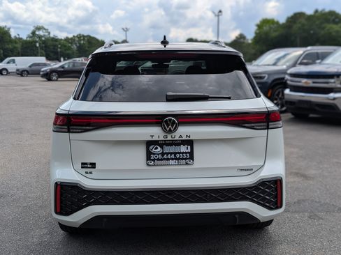 Used 2025 Volkswagen Tiguan SE R-Line AWD/4WD image 8