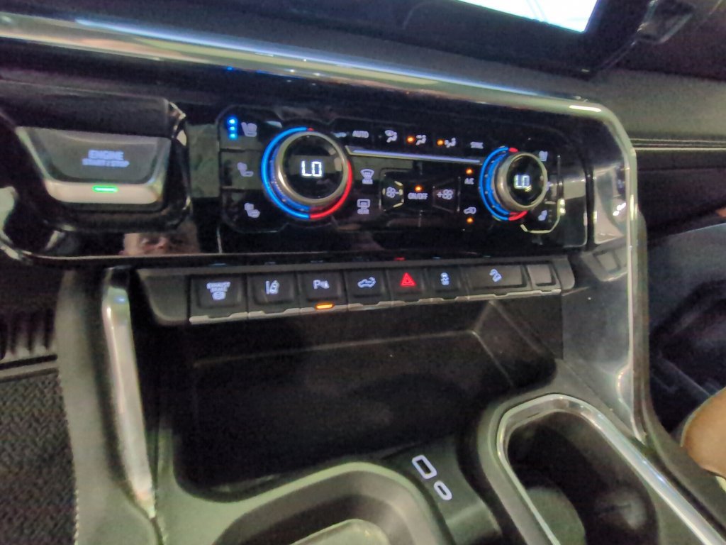 Used 2024 GMC Sierra 2500 Denali Ultimate AWD/4WD image 18