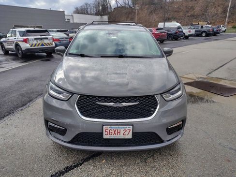 Used 2022 Chrysler Pacifica Touring-L image 2