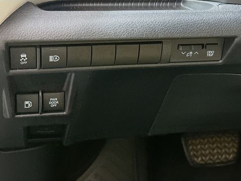 Used 2021 Toyota Sienna XLE FWD image 17
