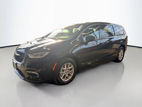 Used 2023 Chrysler Pacifica Touring-L image 5