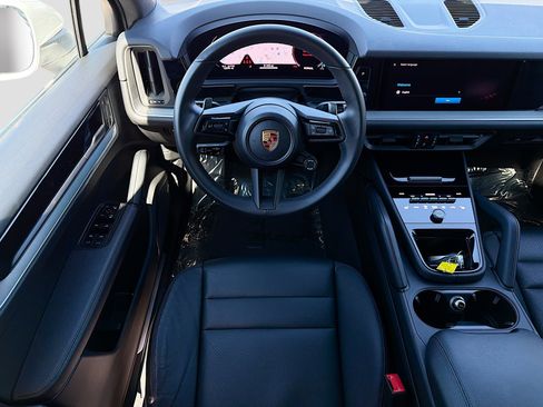Used 2025 Porsche Cayenne image 17