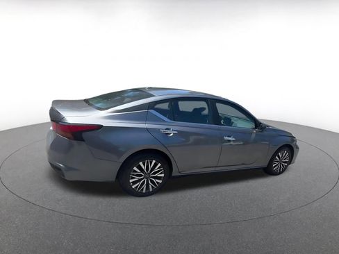 Used 2025 Nissan Altima 2.5 SV FWD image 12