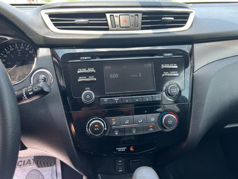 Used 2016 Nissan Rogue SV FWD image 19