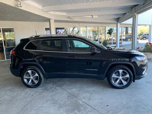 Used 2019 Jeep Cherokee Limited image 2