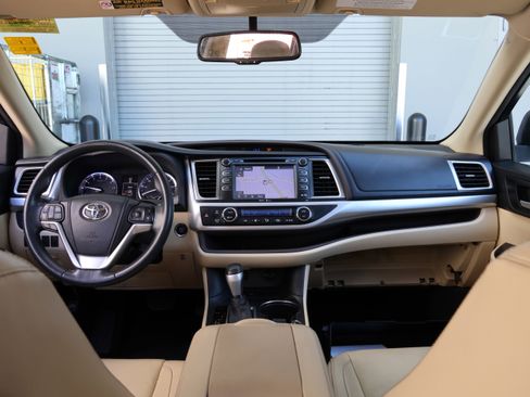 Used 2014 Toyota Highlander XLE image 16