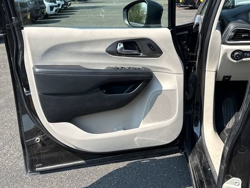 Used 2023 Chrysler Pacifica Touring-L FWD image 16