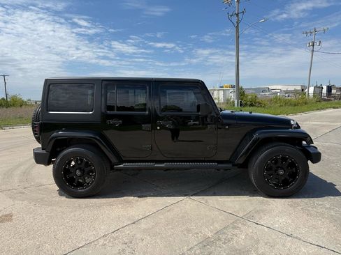 Used 2013 Jeep Wrangler Unlimited Sahara w/ Dual Top Group AWD/4WD image 4