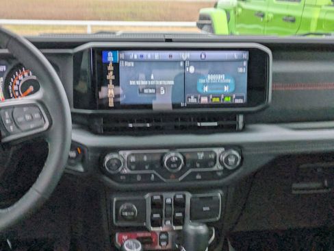 Used 2025 Jeep Gladiator Rubicon w/ Convenience Group image 15