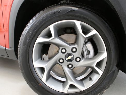 Used 2024 Chevrolet Trax LT w/ Driver Confidence Package FWD image 32