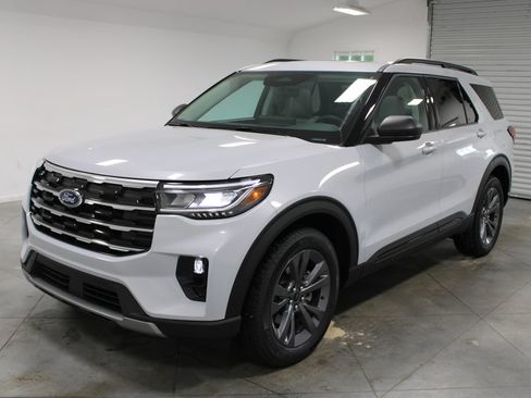 New 2026 Ford Explorer Active w/ Active Comfort Package AWD/4WD image 3
