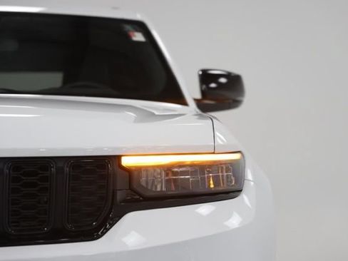 Used 2024 Jeep Grand Cherokee Altitude AWD/4WD image 3